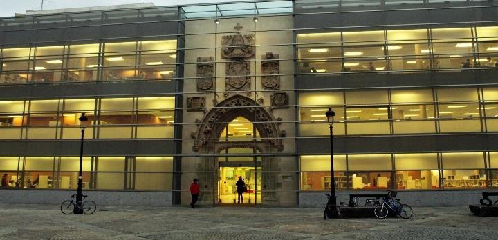 Fotografía de la entrada de la Biblioteca Pública del Estado en Burgos